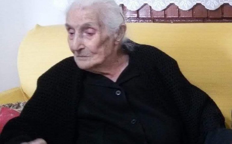 Sardegna terra di longevità. A Esterzili, “tzia” Zelinda festeggia i 104 anni