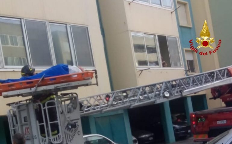 Cagliari, anziano cade in casa in via Businco: i Vigili del Fuoco intervengono con l’autoscala