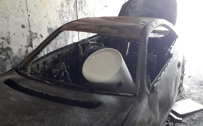 Via Cavallino: l’auto incendiata della rapina non viene rimossa, ed è subito discarica