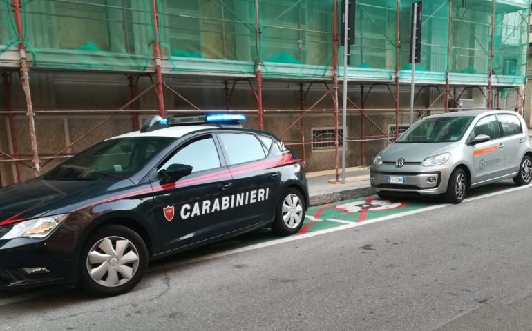 Rubano le tessere carburante nelle auto a noleggio PlayCar: arrestati due cubani in viale Marconi