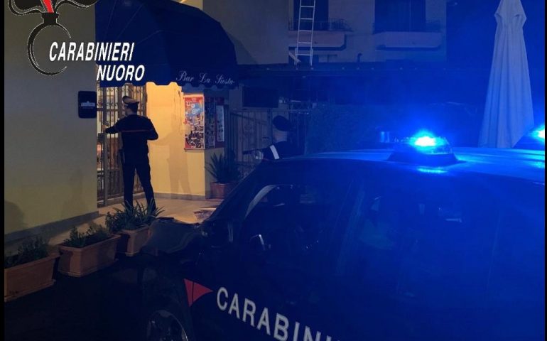 Bosa: volevano rubare il cambiamonete di un bar, ma vedono i Carabinieri e scappano
