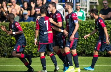I ragazzi della Primavera del Cagliari esultano nella partita vinta 3-1 contro la Lazio che gli ha consegnato il primo posto in campionato