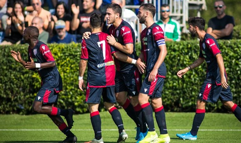 I ragazzi della Primavera del Cagliari esultano nella partita vinta 3-1 contro la Lazio che gli ha consegnato il primo posto in campionato
