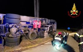 Camion si ribalta tra Domusnovas e Vallermosa