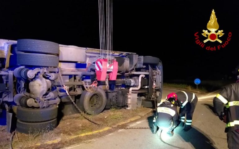 Camion si ribalta tra Domusnovas e Vallermosa