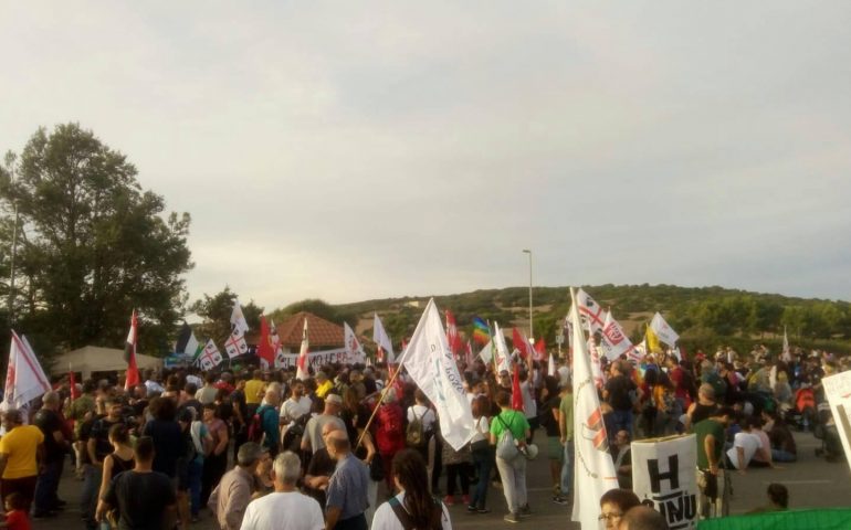 Capo Frasca: in migliaia a manifestare per dire basta alle servitù militari in Sardegna