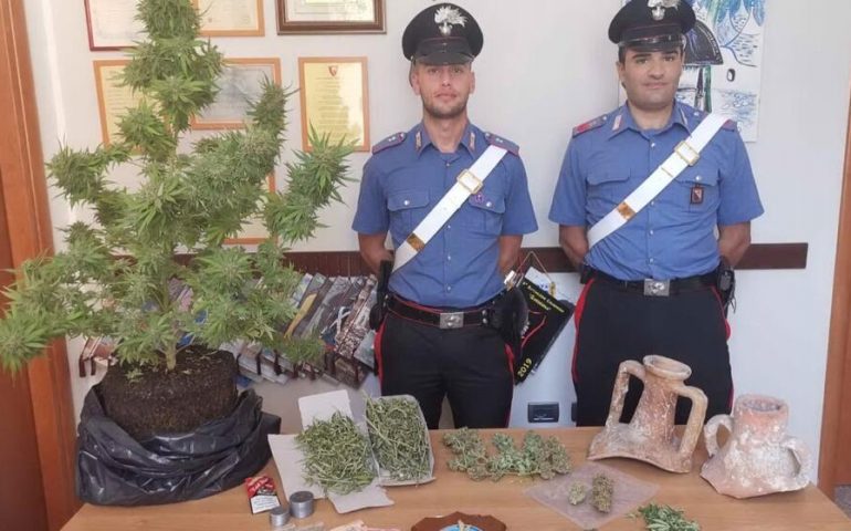Nascondevano in casa droga e reperti archeologici. Padre e figlio nei guai