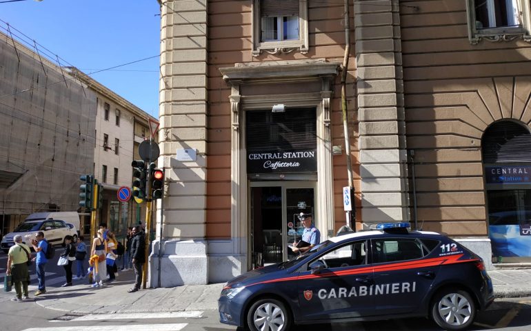 I carabinieri davanti al bar Central Station di via Roma