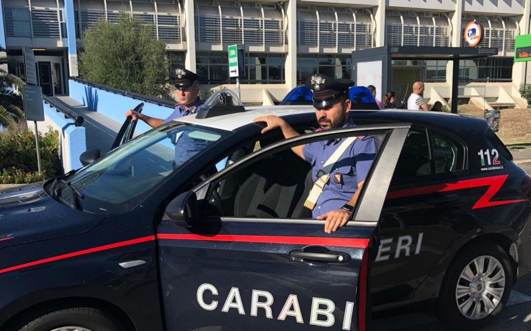 Carabinieri davanti al Policlinico di Monserrato