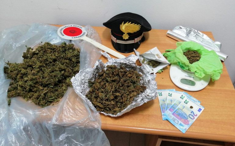 I carabinieri arrestano un 28enne guineano dopo aver trovato 400 grammi di marijuana nella sua abitazione