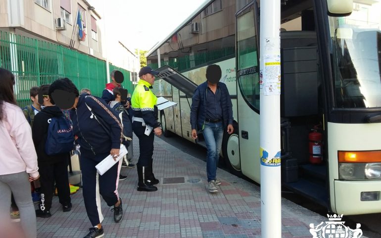 I Controlli della Polizia municipale sui bus utilizzati per le gite scolastiche