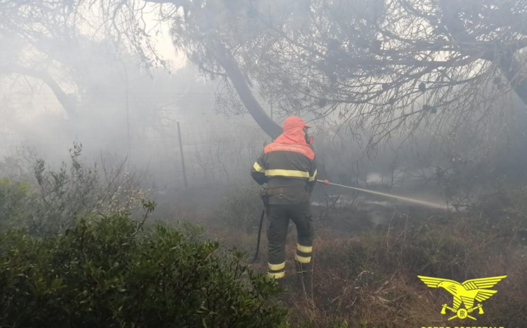 Incendi a Bosa e Arborea: il forte vento a 70 km/h rende difficili le operazioni di spegnimento