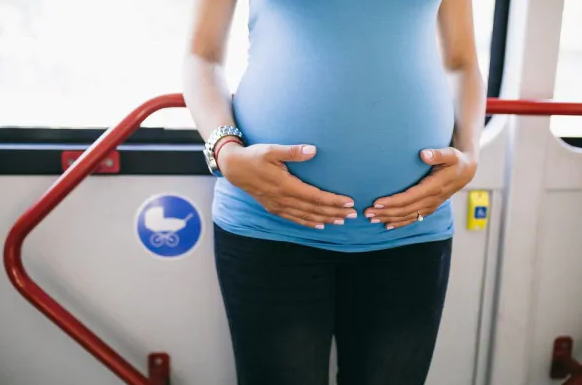 Sardegna, senza rinnovo contrattuale perché incinta. Il Ministero del Lavoro: “Atto discriminatorio”