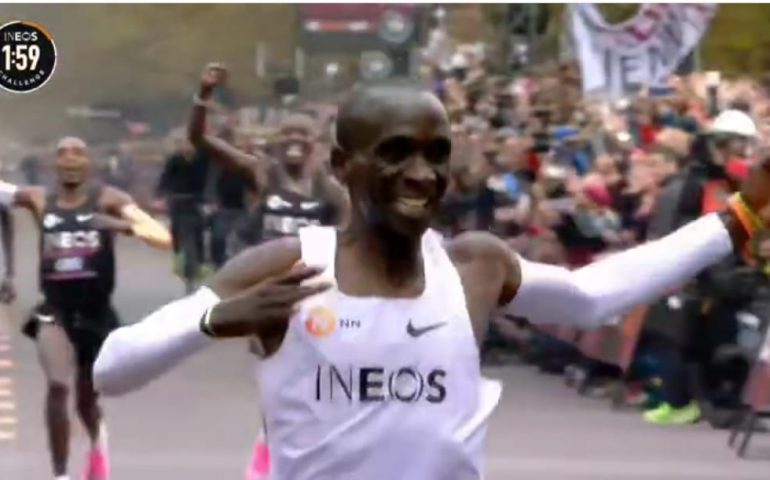 Eliud Kipchoge infrange il muro delle due ore