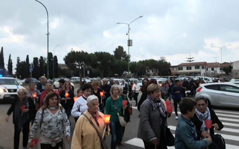 (VIDEO) Frutti d’Oro, fiaccolata in ricordo delle vittime dell’alluvione: “Guardiamo il cielo e abbiamo ancora paura”