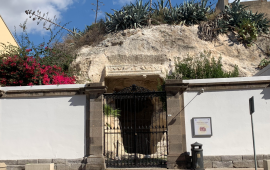 L'ingresso della grotta della Vipera a Cagliari