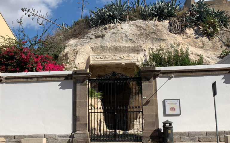 L'ingresso della grotta della Vipera a Cagliari