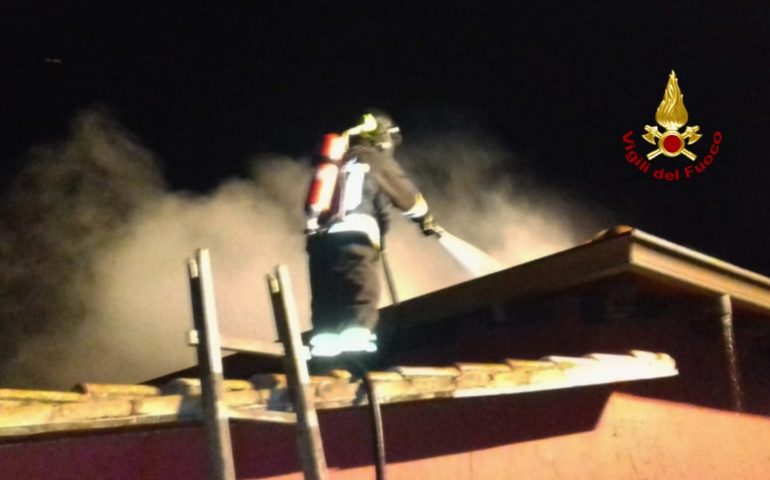 Villamar, brucia una casa in centro: crolla il tetto