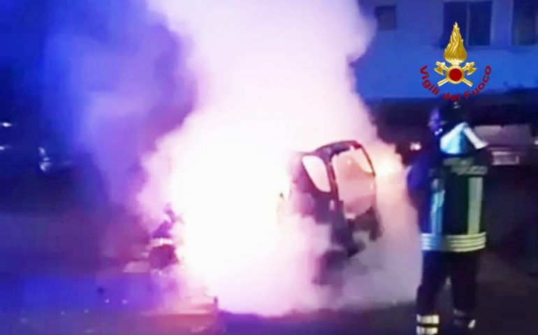 Auto in fiamme a Pirri in via del Lentischio: distrutta una Smart