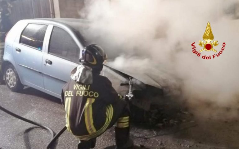 Auto incendiata a Villamassargia