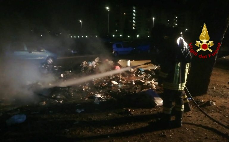 Incendio di rifiuti a Sant’Elia. Fiamme vicino alle auto, fra i palazzi