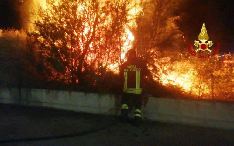 Fuoco a Sant’Elia. Vegetazione in fiamme vicino al vecchio stadio