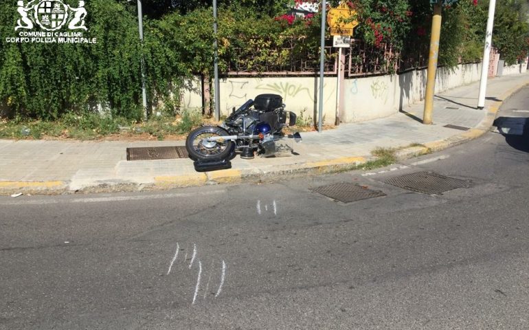 Cagliari, auto e moto si scontrano a Genneruxi: centauro al pronto soccorso