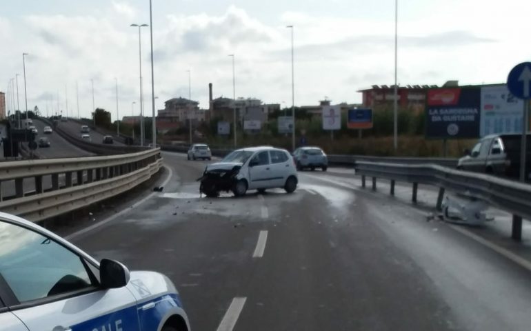 Perde il controllo dell’auto e finisce sul guard rail: ferita una ragazza sull’Asse mediano