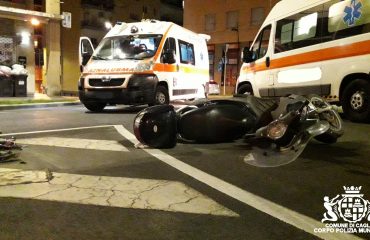 Incidente tra uno scooter e un'ambulanza a Cagliari. Interviene la Polizia Municipale