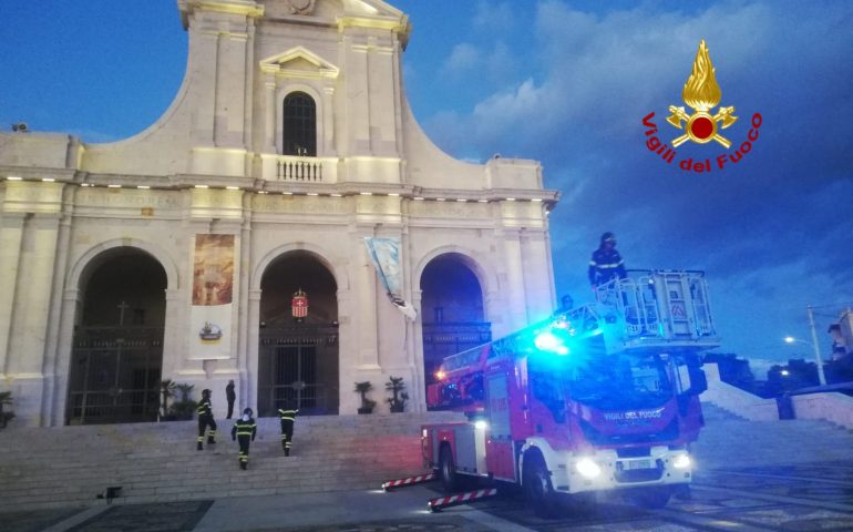 La foto. Il vento stacca un telone del Giubileo a Bonaria, Vigili del Fuoco in azione