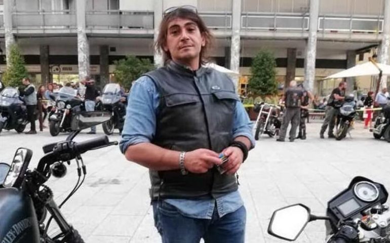 Con la sua Harley si schianta contro un trattore: giovane sardo muore a Pavia