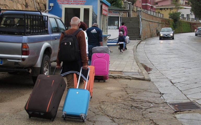 Civitavecchia-Cagliari, i passeggeri: “Viaggio da incubo”. Nave in enorme ritardo per avaria al motore