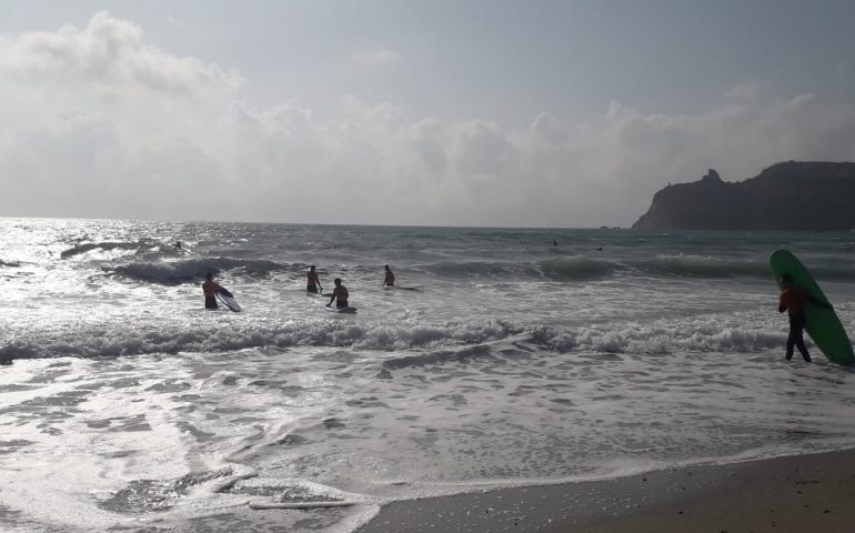 La foto: c’è un Poetto per ognuno di noi, via i bagnanti dentro i surfisti, lo scirocco regala le onde