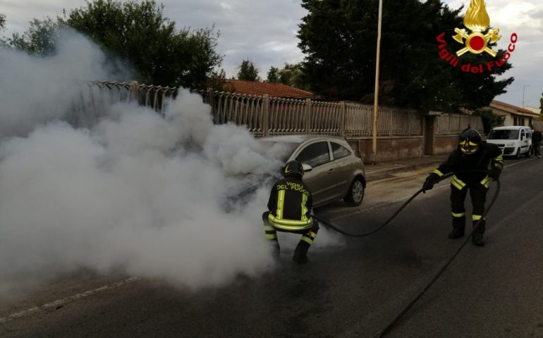 Quartu: mentre guida si accorge che esce fumo dal motore. Auto in fiamme in via Leonardo Da Vinci