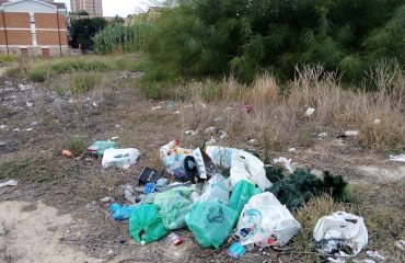 Rifiuti abbandonati in un campo in via Ferraris