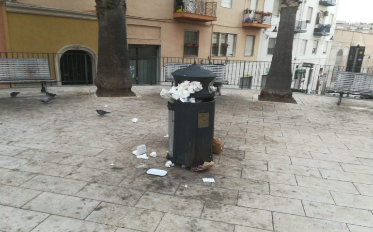 La piazzetta dell’Edicola degli Artisti a Villanova, tra sporcizia e rifiuti: “Non sappiamo più che fare”