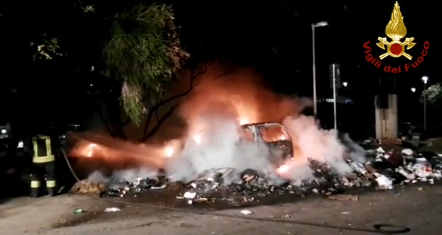 Sant’Elia: auto distrutta dalle fiamme e incendio tra rifiuti e masserizie