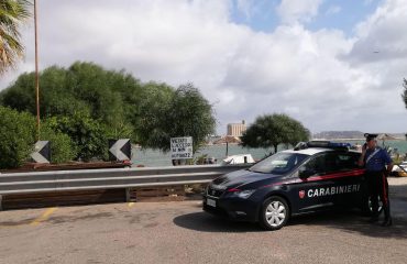 Sesso in spiaggia davanti a tre minori