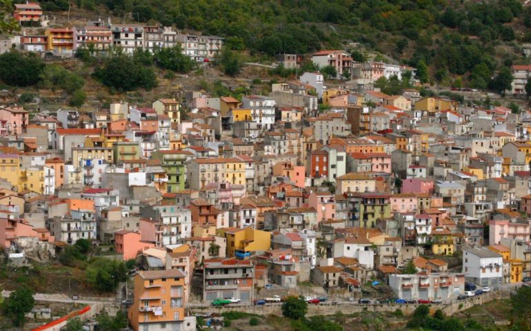 Vetri di un’auto in frantumi e fucilate sul portone del cantiere Forestas. Scossa la comunità di Seui