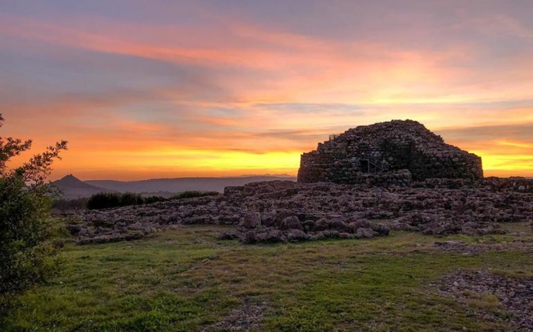 La foto. Uno splendido tramonto dietro la reggia nuragica di Barumini