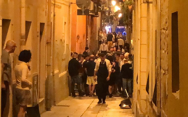 Cagliari: guerriglia tra tifoserie alla Marina dopo l’amichevole Cagliari-Pogon