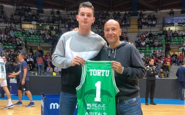 Filippo Tortu sugli spalti per tifare la Dinamo: il velocista di origini sarde porta fortuna ai giganti di Sassari