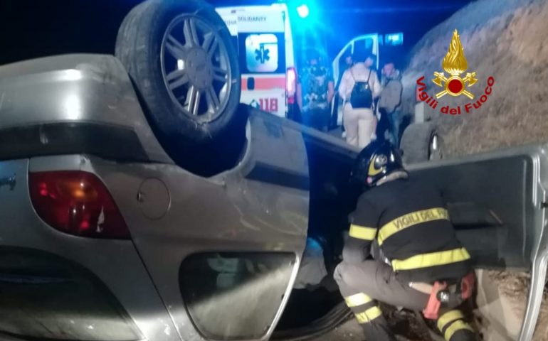 Auto si ribalta in viale Monastir, incidente nella notte: una ragazza finisce in ospedale