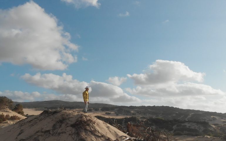 La Sardegna come set ideale: un trapper brianzolo sceglie il Poetto e Piscinas per il suo video