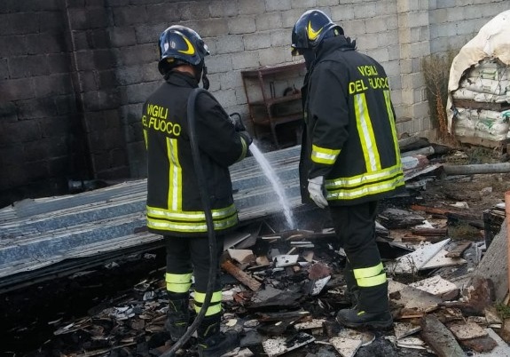 Vigili del fuoco intervengono a Ortacesus per un incendio in un terreno agricolo