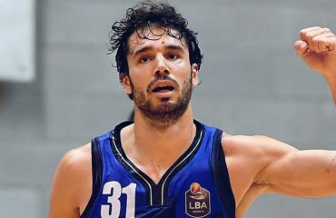 Michele Vitali esulta per la vittoria della Dinamo contro Cantù - Foto Lega Basket Serie A