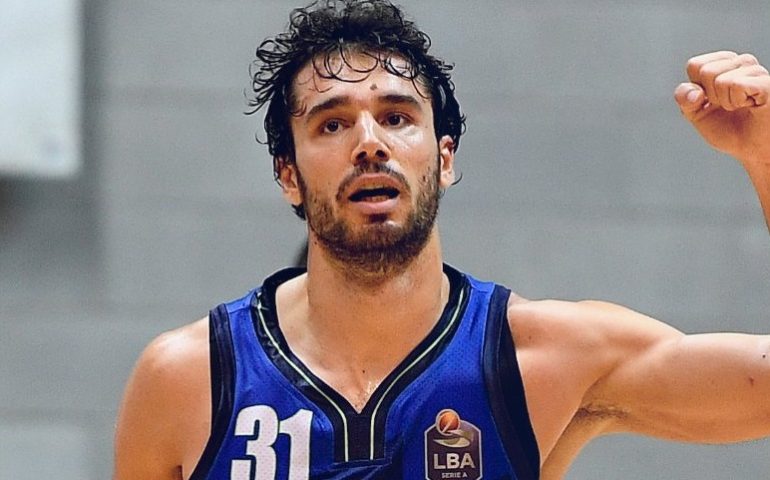 Michele Vitali esulta per la vittoria della Dinamo contro Cantù - Foto Lega Basket Serie A