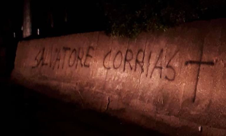 Baunei, scritte contro Salvatore Corrias: ennesimo atto intimidatorio verso l’amministrazione