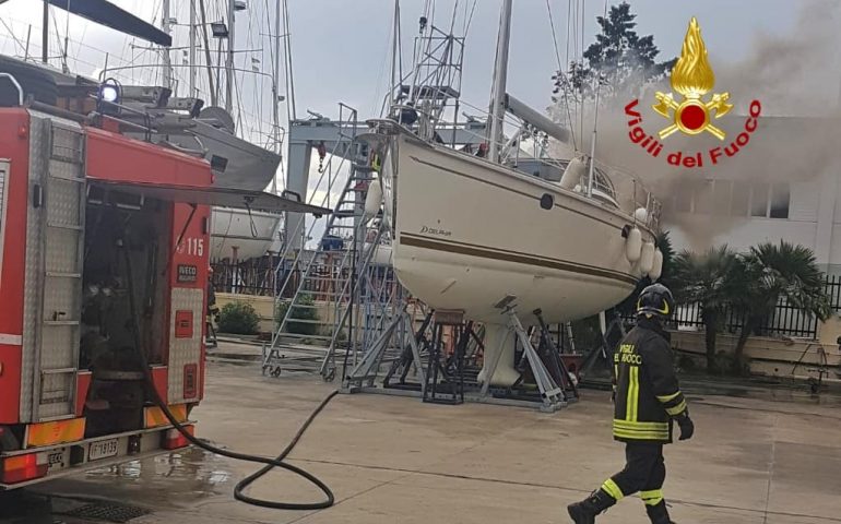 Incendio in un cantiere nautico di Olbia durante dei lavori: Vigili del fuoco impegnati a Cala Saccaia