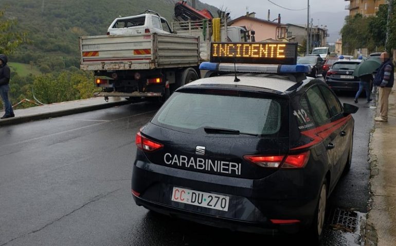 Gavoi: sfonda la recinzione con l’auto e precipita in una scarpata: brutta avventura per un 20enne